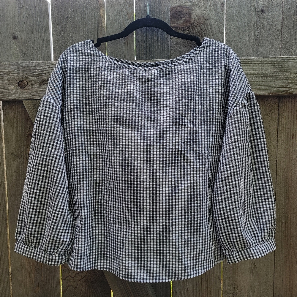 Black and White Gingham Lightweight ShirtSeersucker-Style Top